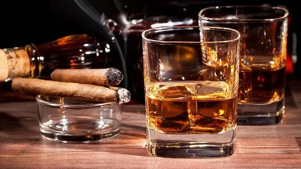 Alcoolul și virusul corona merg mână în mână. Ce spune Organizația Mondială a Sănătății