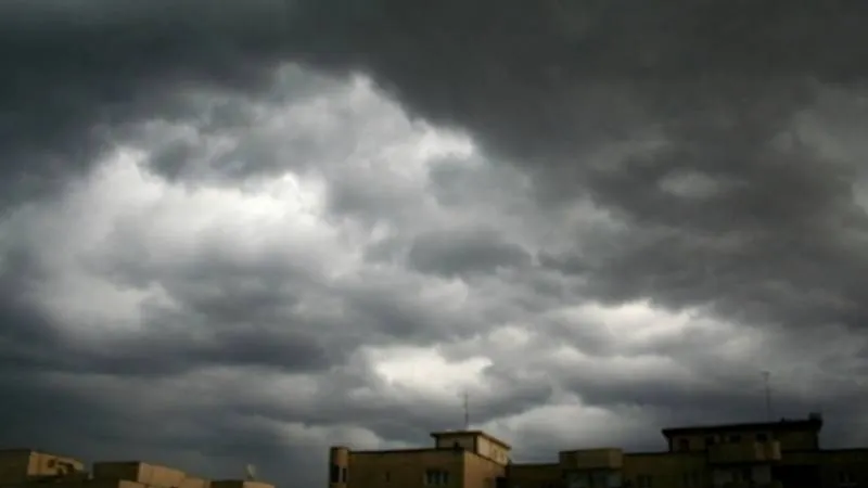 Ploi, grindină și descărcări electrice, sâmbătă. Ce județe sunt lovite