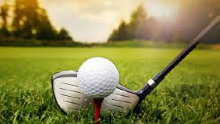 Klaus Iohannis îi încurajează pe români să joace golf - Cât costă sportul recomandat de șeful statului