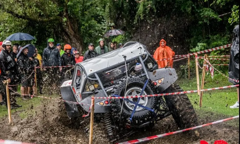 Adrenalină, noroi şi… motoare turate în Ţinutul Pădurenilor