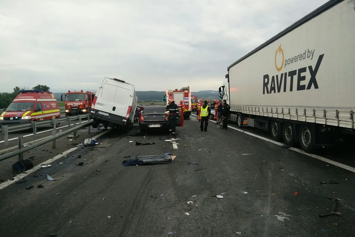 Accident cumplit provocat de o mașină pe contrasens. 4 morți și 3 răniți