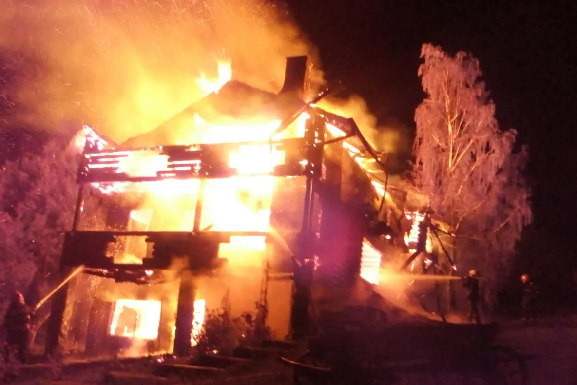 Incendiu devastator la o casă de vacanță din Breaza