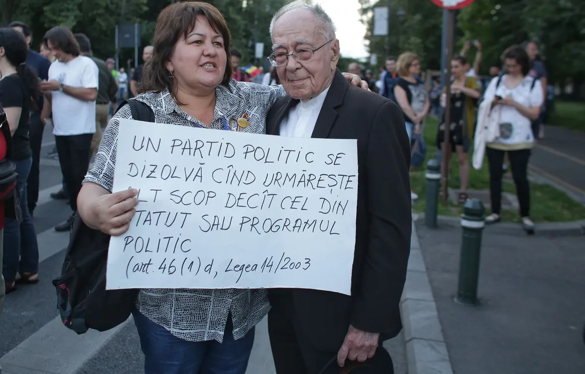 Mihai Şora, alături de protestatari, în Piaţa Victoriei: "Naţia mea suferă, vrea dreptate"