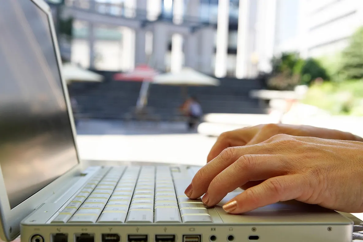 Noi reguli de protecţie a dreptului de autor pe internet. Cine va fi cel mai afectat