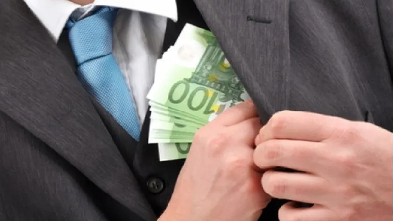 Schimbări importante la 1 iulie. Mai mulţi bani în buzunar pentru români