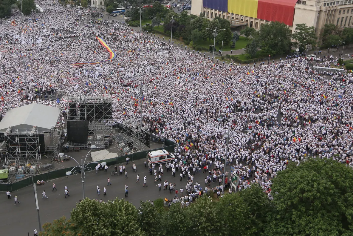Sfârșit de miting PSD. Peste 100.000 de oameni au ascultat, fără interes, discursurile liderilor