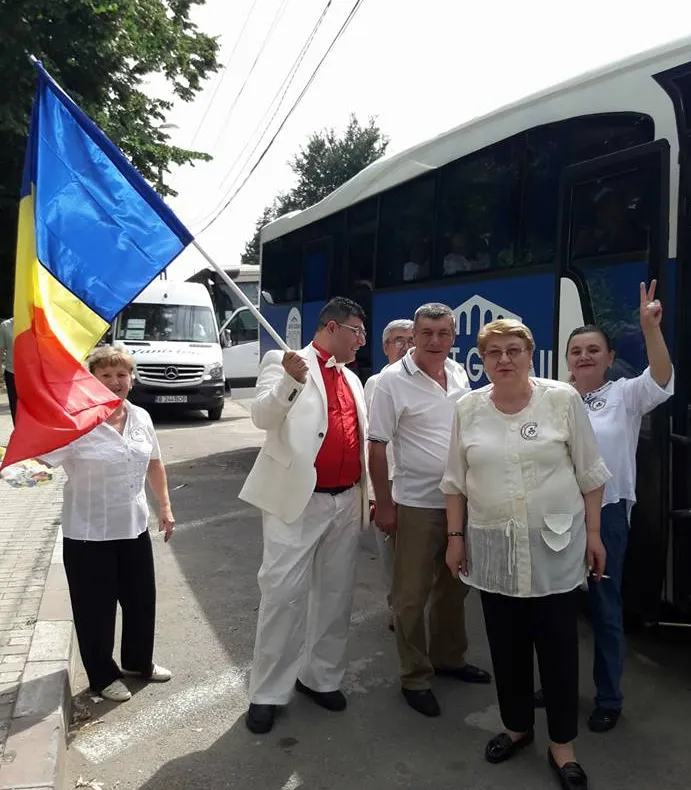 Blocaj pe DN65, spre Capitală, blocat de autocarele PSD. Se circulă bară la bară