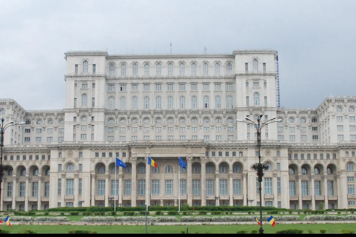 Stil PSD: Parcarea Parlamentului, blocată pentru elita medicinei