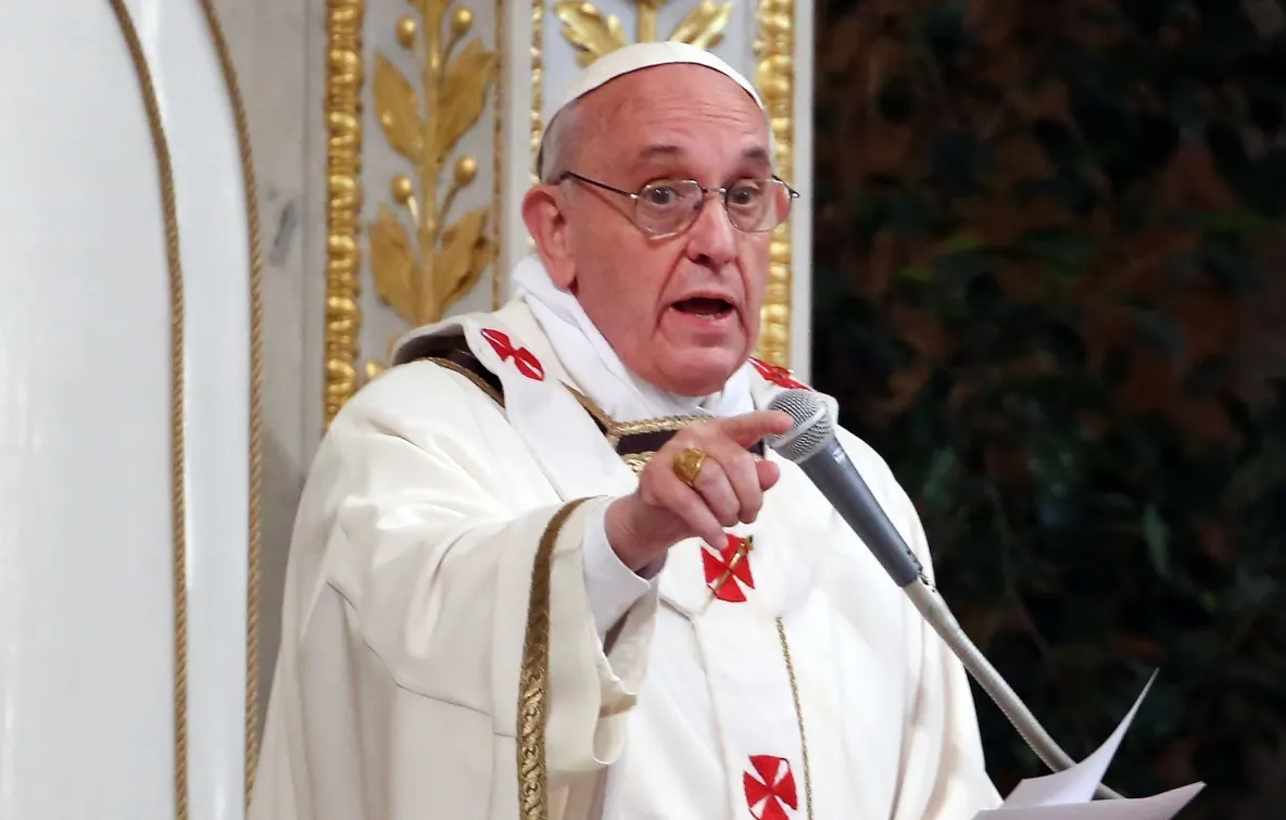Papa Francisc a căzut, dar se simte bine