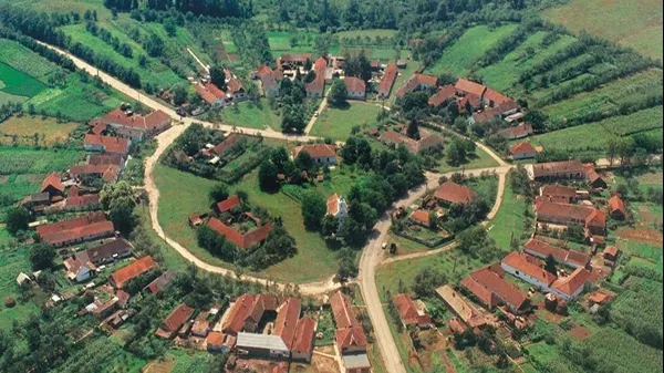 Unicul sat rotund din România şi povestea sa ascunsă printre dealuri