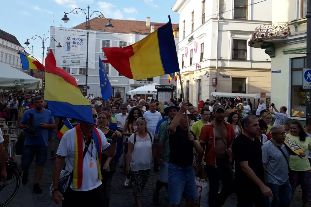 Sibiul, cu şampanie, în stradă: "Dragnea, nu uita, puşcăria e a ta!"