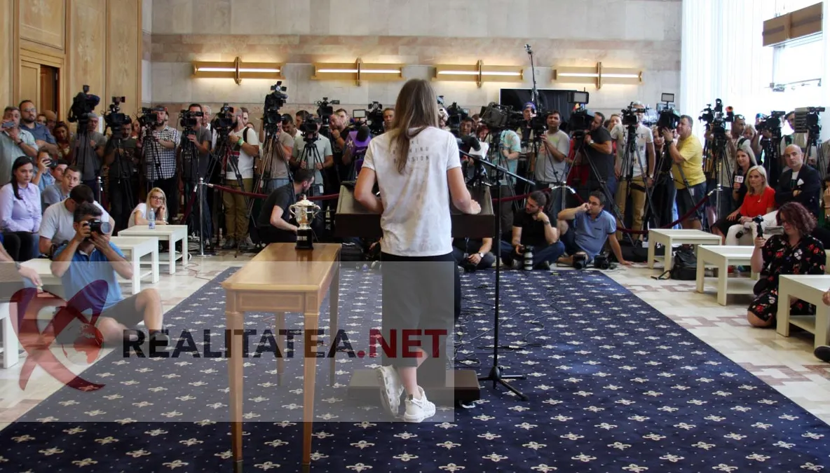 Simona Halep a revenit în ţară după triumful de la Roland Garros. Ce-a declarat, plus imagini