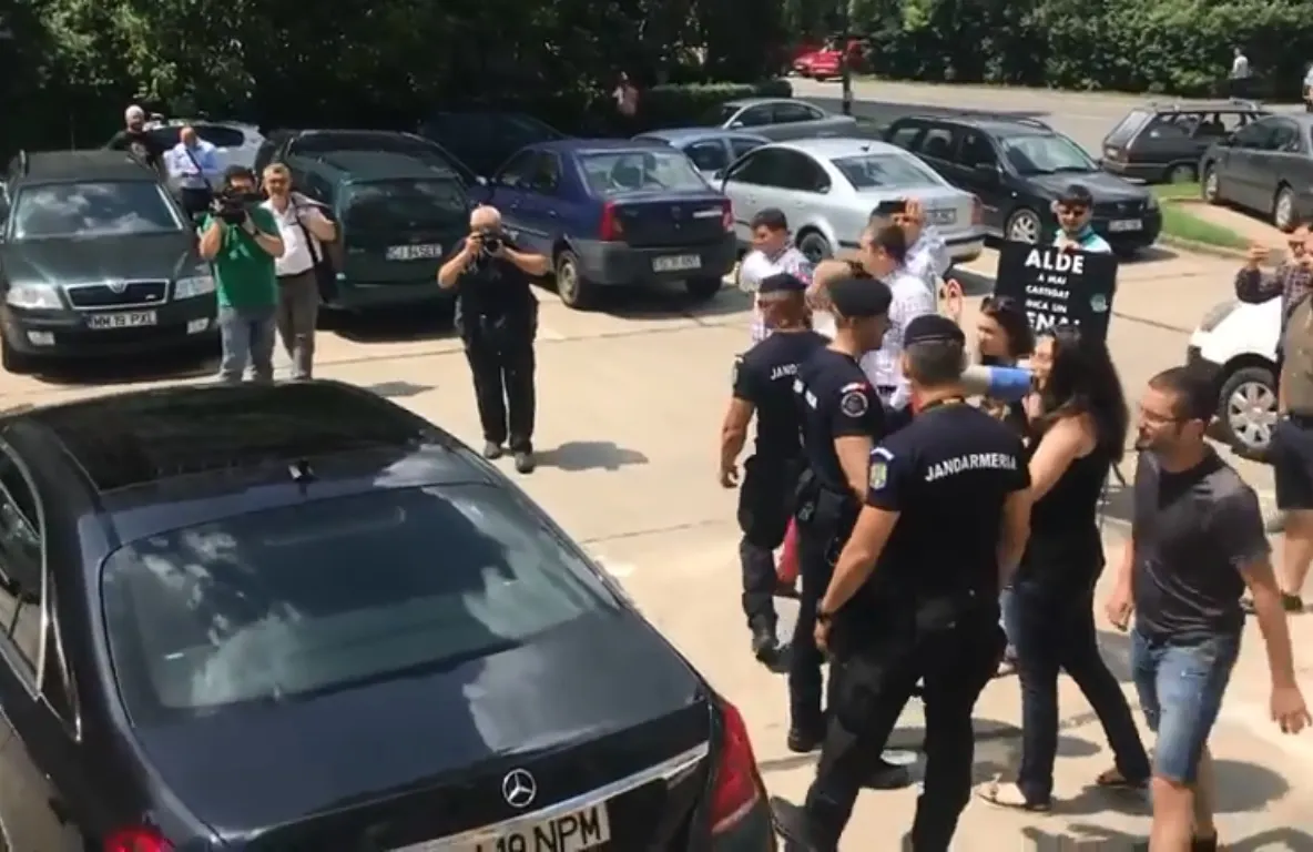 Tăriceanu, huiduit la Cluj. UPDATE Protestatarii i-au arătat semne obscene. Reacția jandarmilor