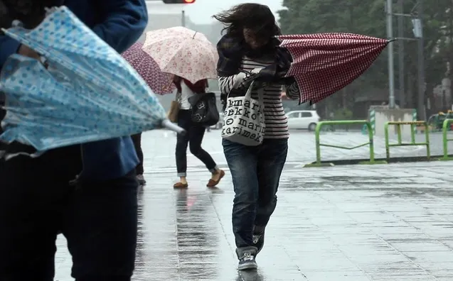 Rupere de nori în ţară! Cod PORTOCALIU de furtuni şi vijelii. HARTA cu cele mai afectate zone 