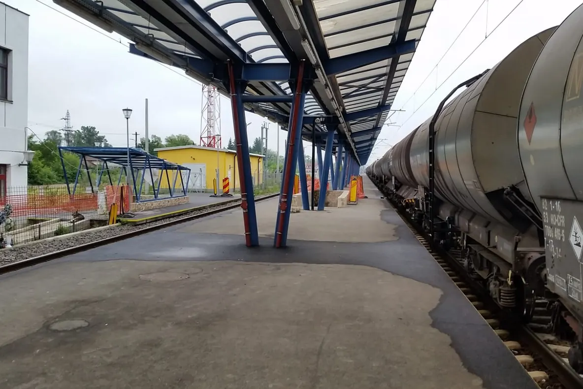Un tânăr se află în stare gravă după ce s-a urcat pe un tren și s-a electrocutat