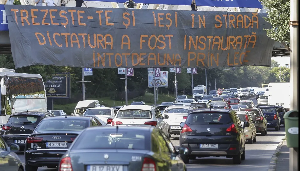 Protest ucis în faşă în Piaţa Victoriei. Bannerul uriaş s-a mutat pe DN1