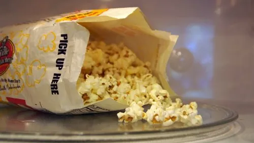 Popcorn la microunde. Ce este, de fapt. Mai mănânci vreodată?