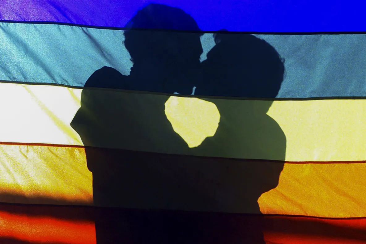 ACCEPT, după decizia CCR privind căsnicia cuplurilor gay: Adrian şi Clai, doar "un pic" căsătoriţi