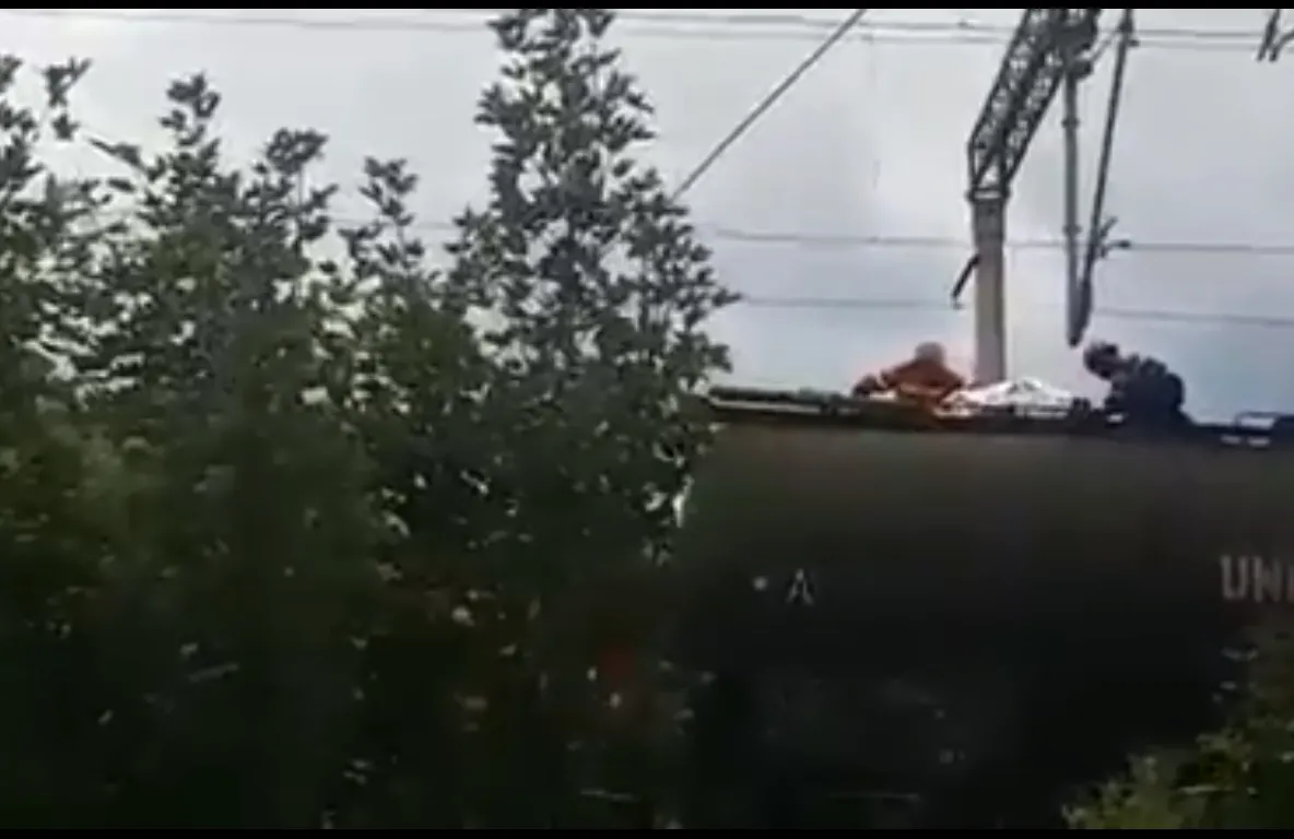 Un tânăr se zbate între viață și moarte după ce s-a electrocutat pe un vagon în Brașov