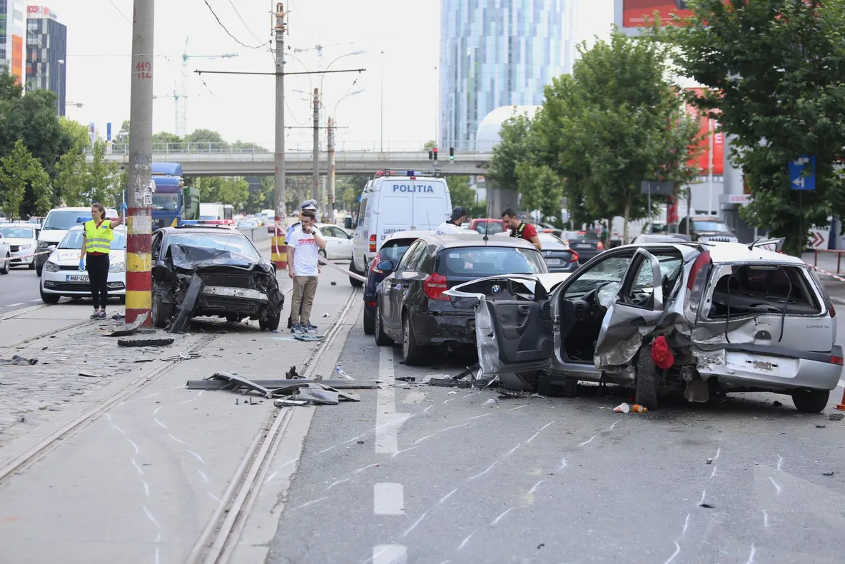 Accident cu șase mașini avariate în zona Aviației din Capitală. Șoferul vinovat, dat în urmărire