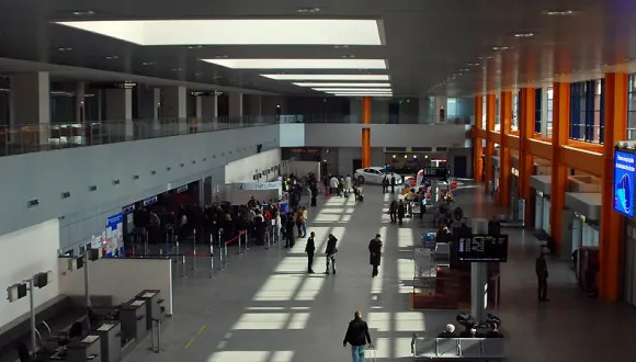 Gest fără precedent la Cluj. Protestatarii au așteptat la aeroport deputații PSD-ALDE. Ce a urmat