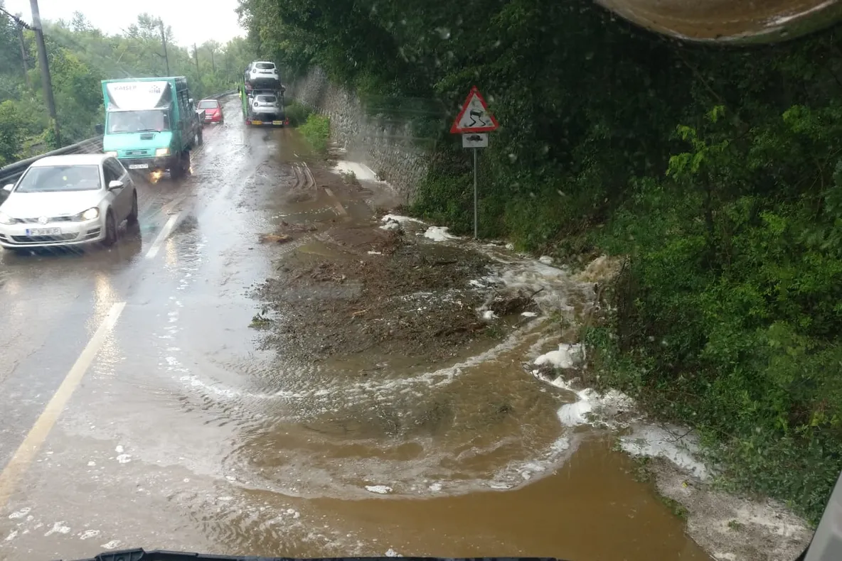 POTOP în vestul ţării. Ploaia căzută a făcut ravagii 