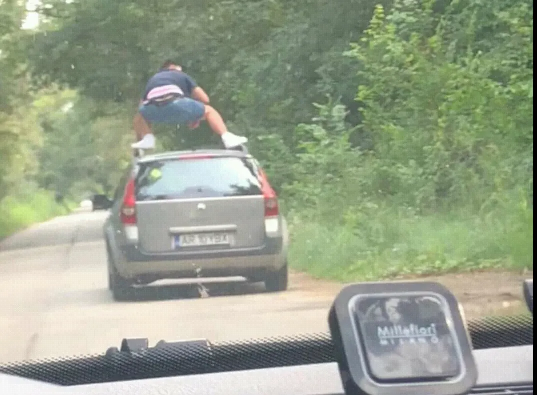 Tarzan din pădurea Ceala. A lăsat volanul și a urcat pe propria mașină în mers