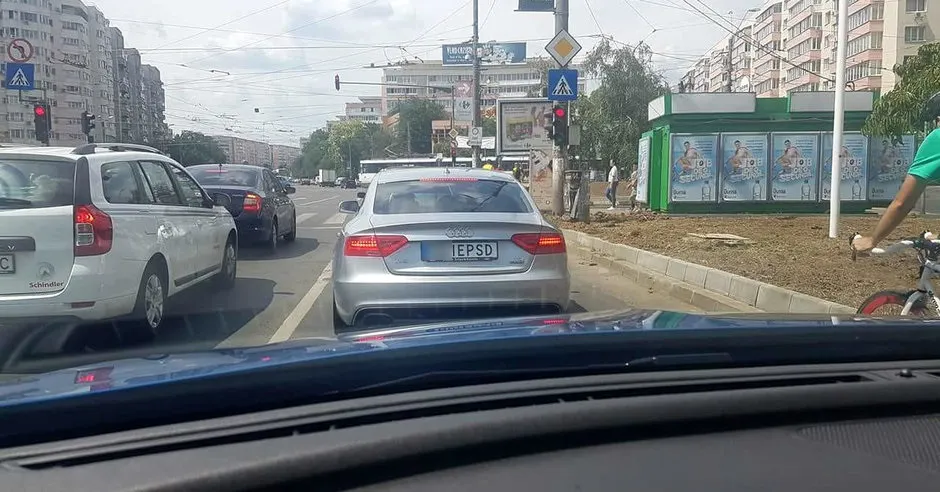 PSD, atacat cu plăcuţele de înmatriculare!