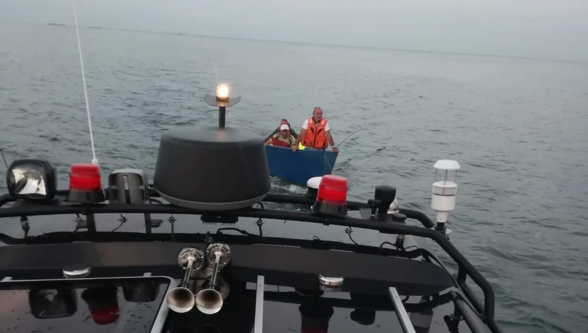 Pescari aflaţi cu barca pe mare, salvaţi după ce nu au mai putut ajunge la mal