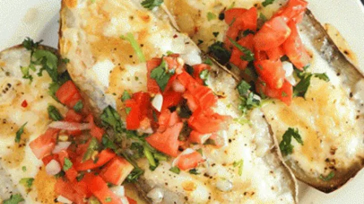 Reţetă delicioasă: Cartofi bărcuţă cu brânză şi ceapă
