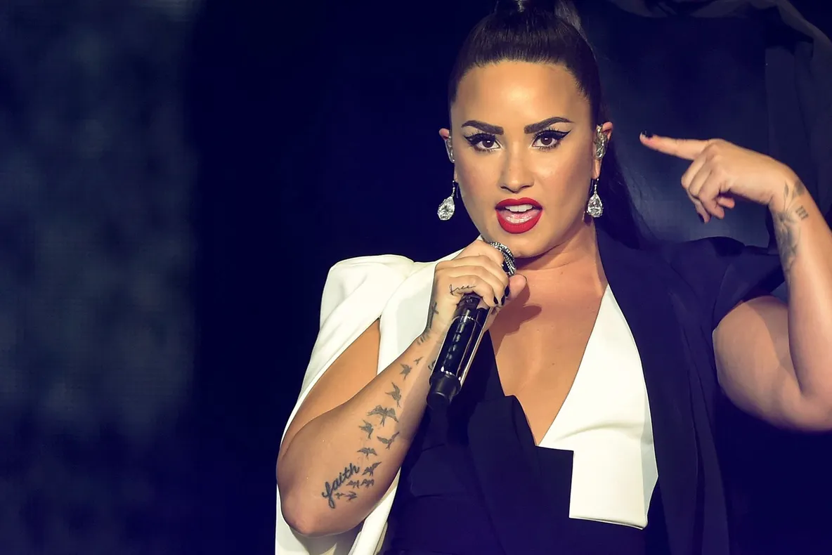 Vedeta pop Demi Lovato, internată de urgență după o supradoză