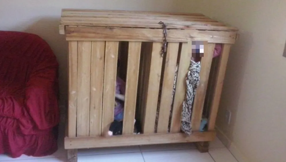 Doi copii de 3 ani erau închiși în această cutie când părinții mergeau la serviciu