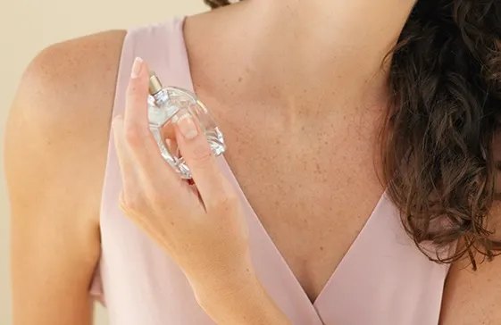 De ce NU trebuie să-ţi aplici parfum pe gât mai mult de o dată pe zi
