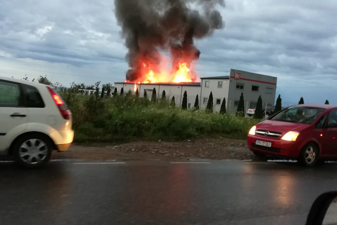 Incendiu violent la un service din Prahova (VIDEO)