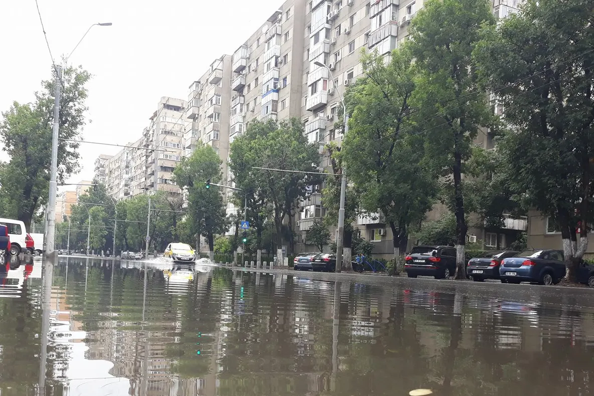 Apelul absurd al primarului sectorului 4, către cetăţeni, după ce străzile s-au inundat, din nou