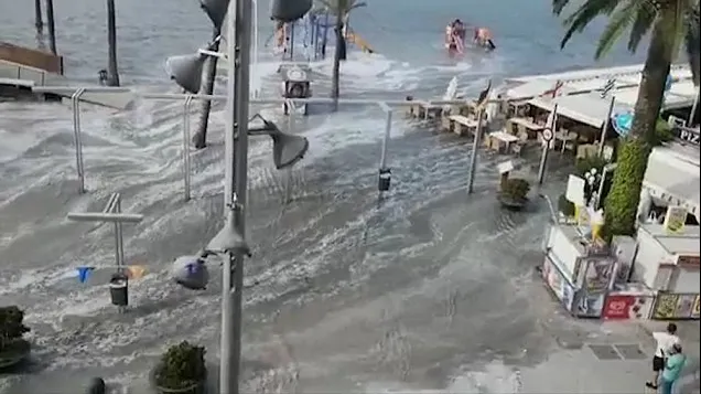 Mini-tsunami într-una dintre staţiunile preferate de români pentru vacanţă. VIDEO