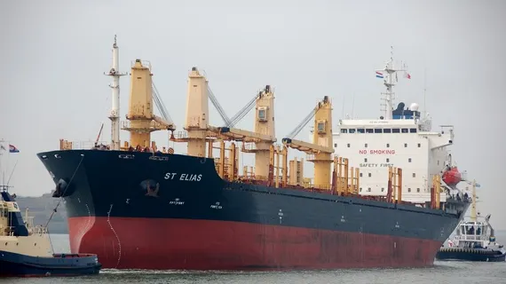 Navă cu marinari români reținută în Franța