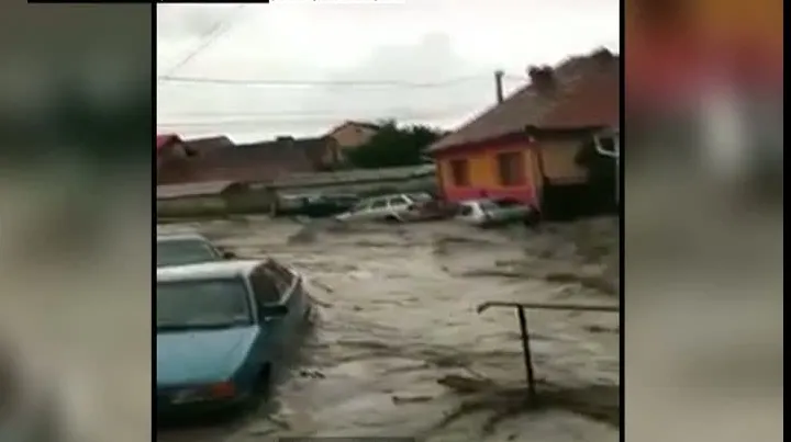 Inundaţiile au făcut prăpăd în ţară: maşini luate de ape, zeci de case distruse. VIDEO