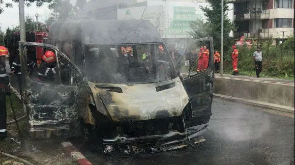 Microbuz în flăcări în Pipera. Nu sunt victime