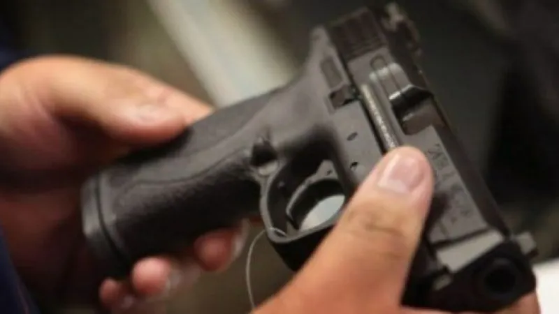 Un poliţist a tras accidental cu pistolul, chiar în sediul Poliţiei. Este cercetat de superiori