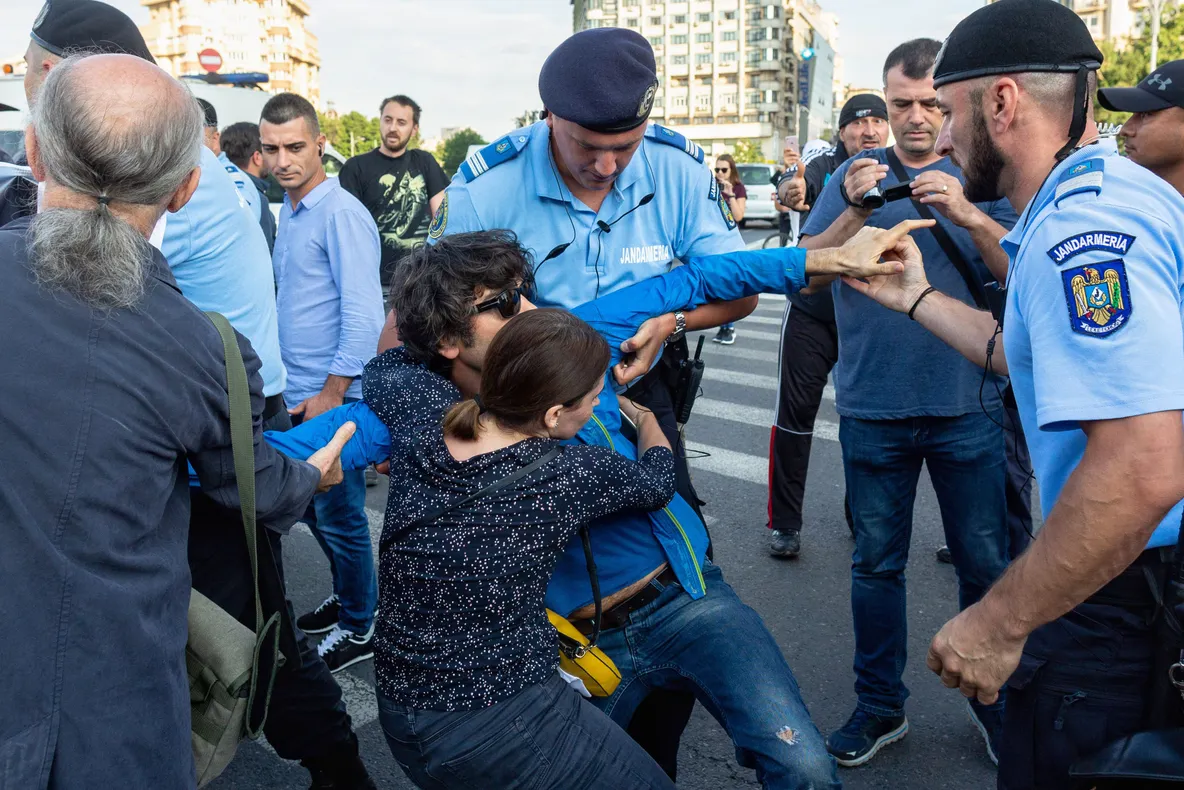 Protest cu scandal în Piața Victoriei. Manifestanții au scandat: "DNA să vină să ia!"