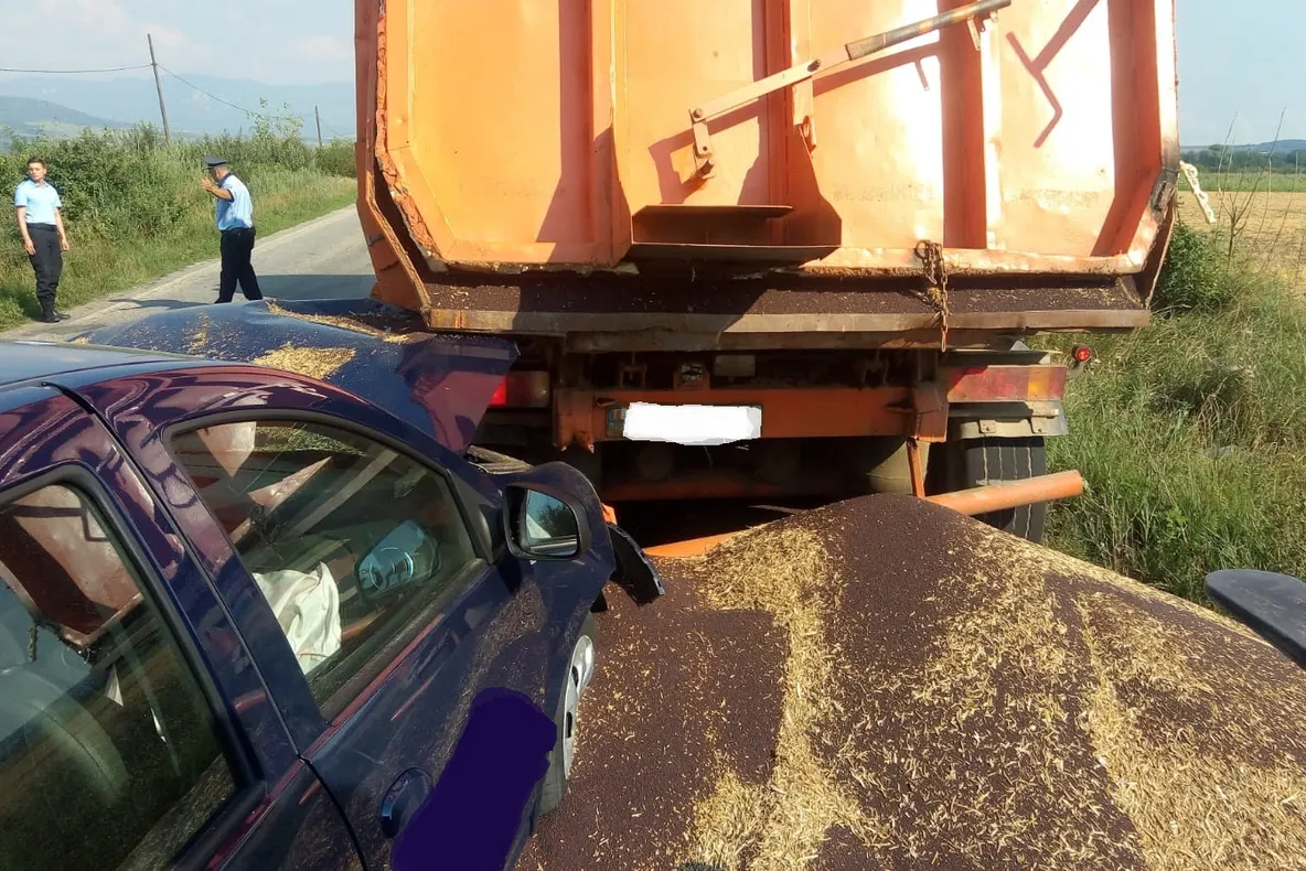 Imagini inedite: un camion cu rapiță a pierdut recolta pe carosabil în urma unei coliziuni 