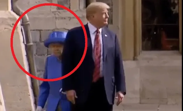Momentul hilar în care Trump o pierde pe Regina Angliei la doi pași în spate