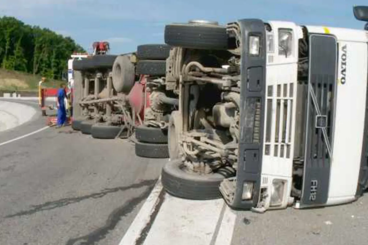 TIR răsturnat pe Valea Oltului. Traficul a fost reluat