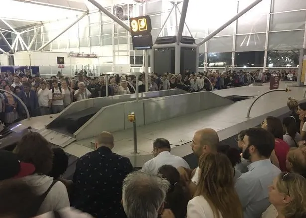 Zeci de copii din România, blocaţi pe un aeroport din Londra