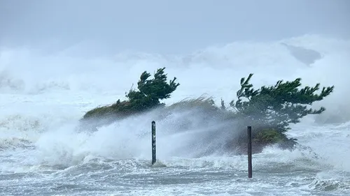 Mii de oameni, evacuaţi din locuinţe din cauza unui taifun