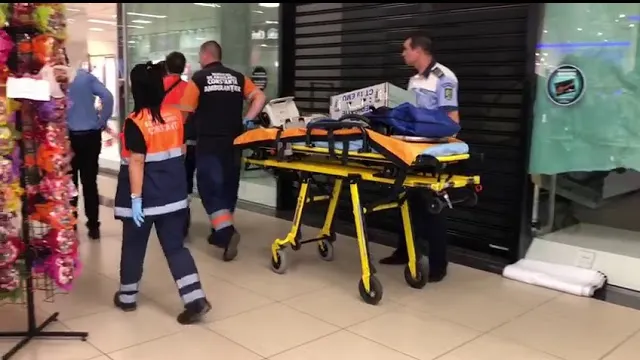 Tânără rănită, după ce o bucată de tavan s-a prăbușit într-un mall