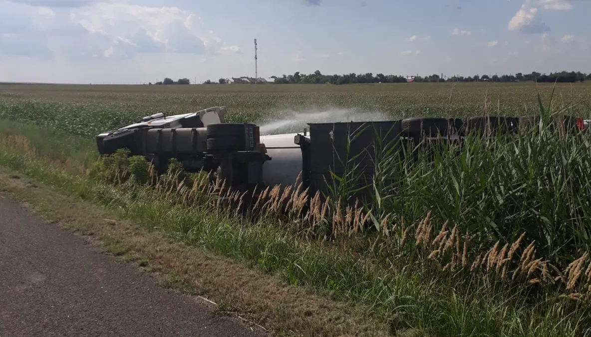 Alertă pe Autostrada Soarelui. Pericol de EXPLOZIE! O cisternă cu kerosen s-a răsturnat