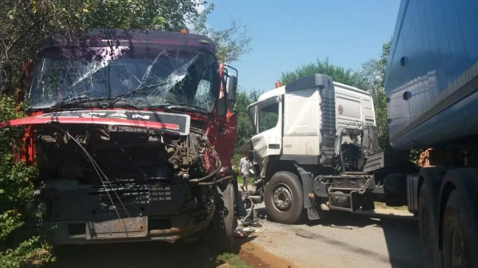 Impact violent între două TIR-uri, pe un drum judeţean din Gorj