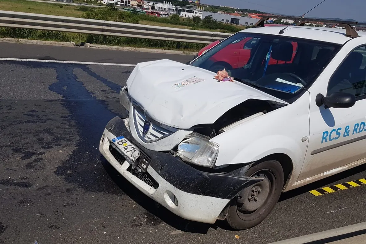 Accident grav pe A1. Circulaţia se desfăşoară doar pe banda de urgenţă